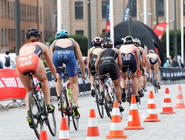 Stockholm - Temmuz 02, 2016: İsveç 'in Stockholm kentinde 2 Temmuz 2016 tarihli Bayanlar Itu Dünya Triatlon Serisi etkinliğinde triatlet grupları Jackson, Finlay, Bonin, Kuramoto ve kraliyet kalesinin arka görüşü