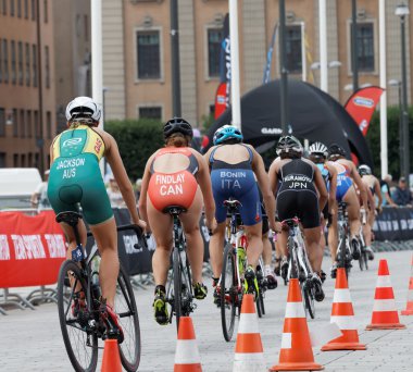 Stockholm - Temmuz 02, 2016: İsveç 'in Stockholm kentinde 2 Temmuz 2016 tarihli Bayanlar Itu Dünya Triatlon Serisi etkinliğinde triatlet grupları Jackson, Finlay, Bonin, Kuramoto ve kraliyet kalesinin arka görüşü