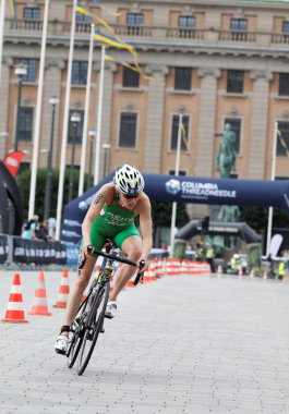 Stockholm - Temmuz 02, 2016: Kadın triatloncu Aileen Reid 'in (Irl) 2 Temmuz 2016 tarihinde İsveç' in Stockholm kentinde gerçekleştirilen Bayanlar Itu Dünya Triatlon Yarışması 'ndaki ön görüşü