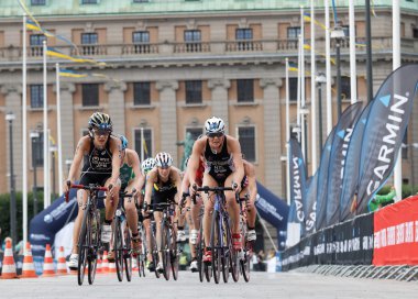 Stockholm - Temmuz 02, 2016: İsveç 'in Stockholm kentinde 2 Temmuz 2016 tarihli Bayanlar Itu Dünya Triatlon Serisi etkinliğinde arka plandaki kraliyet kalesi, düşük açılı bir kadın triatlet grubu