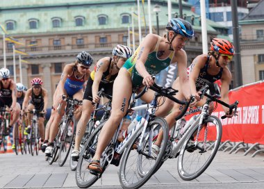 Stockholm - Temmuz 02, 2016: İsveç 'in Stockholm kentinde 2 Temmuz 2016 tarihli Bayanlar Itu Dünya Triatlon Serisi' nde düşük açılı geniş bir grup renkli kadın bisikletçi