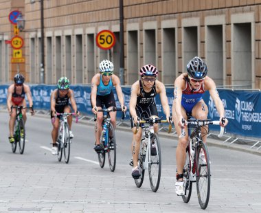 Stockholm - Temmuz 02, 2016: İsveç 'in Stockholm kentinde düzenlenen Kadınlar Itu Dünya Triatlon Yarışması' nda üç tekerlekli kadın bisikletçi grubu