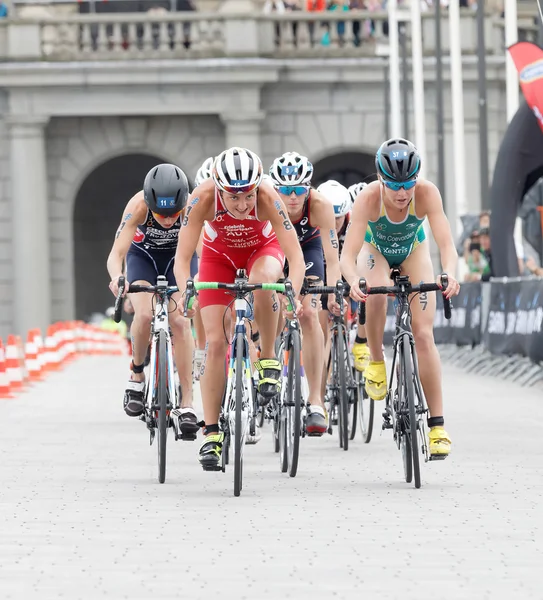 Stockholm Jul 2016 Grupp Kvinnliga Triathletcyklister Framför Kungliga Slottet Women — Stockfoto