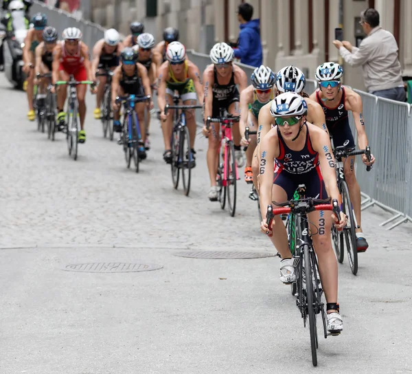 Stockholm Jul 2016 Groep Vrouwelijke Triatleet Fietsers Fietst Bergafwaarts Kasseistrook — Stockfoto