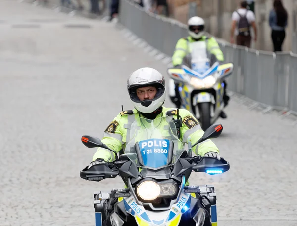 Стокгольм Июля 2016 Года Два Шведских Офицера Полиции Мотоциклах Булыжнике — стоковое фото