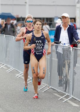 Stockholm - Temmuz 02, 2016: Triatloncu Sarah True ve Vicky Holland 2 Temmuz 2016 tarihinde İsveç 'in Stockholm kentinde düzenlenen Women' s Itu World Triathlon serisinde yarıştılar.