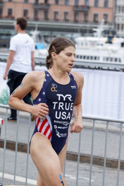 Stockholm - Temmuz 02, 2016: Triatloncu Sarah True 2 Temmuz 2016 tarihinde İsveç 'in Stockholm kentinde düzenlenen Women' s Itu World Triatlon serisinde koşuyor.