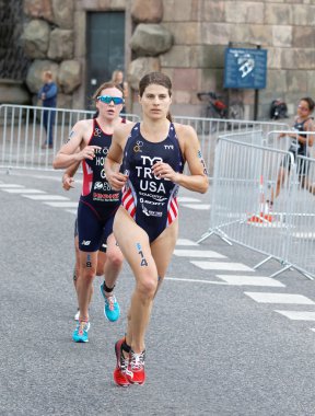 Stockholm - Temmuz 02, 2016: Triatloncu Sarah True ve Vicky Holland 2 Temmuz 2016 tarihinde İsveç 'in Stockholm kentinde düzenlenen Women' s Itu World Triathlon serisinde yarıştılar.