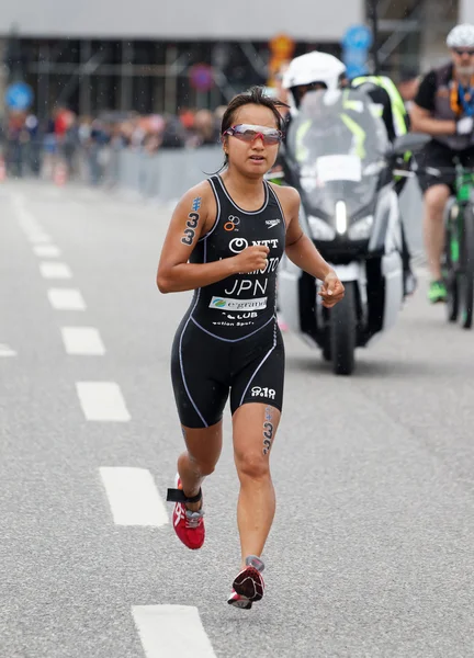 斯德哥尔摩 2016年7月2日 参加2016年7月2日在瑞典斯德哥尔摩举行的世界女子铁人三项全能系列赛的Triathlete Aoi Kuramoto — 图库照片