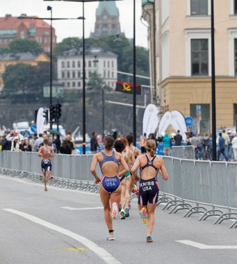 Stockholm - Temmuz 02, 2016: İsveç 'in Stockholm kentinde düzenlenen Kadınlar Itu Dünya Triatlon Serisi etkinliğinde koşan triatlet grubunun arka görüşü