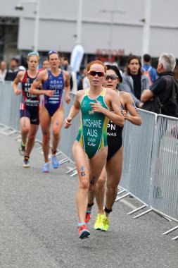Stockholm - Temmuz 02, 2016: Triatloncu Charlotte Mcshane ve yarışmacılar 2 Temmuz 2016 tarihinde İsveç 'in Stockholm kentinde düzenlenen Women' s Itu World Triathlon serisinde yarışıyorlar.