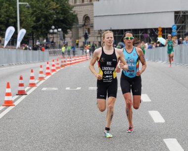 Stockholm - Temmuz 02, 2016: İsveç 'in Stockholm kentinde düzenlenen Bayanlar Itu Dünya Triatlon Şampiyonası' nda koşan triatlet Laura Lindemann 'ın yakınlaşması