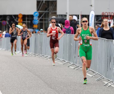 Stockholm - Temmuz 02, 2016: Triatletler Aileen Reid ve Jolanda Annen, 2 Temmuz 2016 tarihinde İsveç 'in Stockholm kentinde düzenlenen Bayanlar Itu Dünya Triatlon Yarışması' nda yarıştılar.