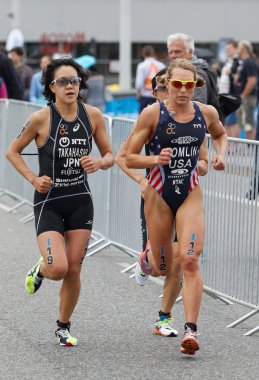 Stockholm - Temmuz 02, 2016: Triatletler Takahashi ve Renee Tomlin, 2 Temmuz 2016 tarihinde İsveç 'in Stockholm kentinde düzenlenen Bayanlar Itu Dünya Triatlon Şampiyonası' nda yarışıyorlar.