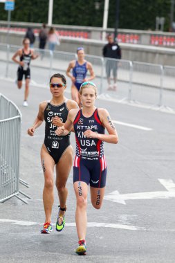 Stockholm - Temmuz 02, 2016: Kadın triatletler Taylor Knibb ve Yuka Sato, 2 Temmuz 2016 tarihinde İsveç 'in Stockholm kentinde düzenlenen Bayanlar Itu Dünya Triatlon Şampiyonası' nda