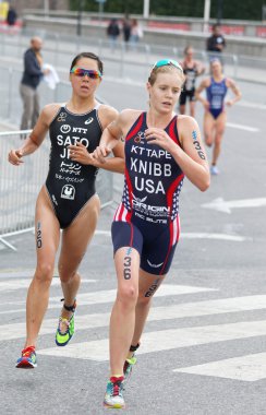 Stockholm - Temmuz 02, 2016: Kadın triatletler Taylor Knibb ve Yuka Sato, 2 Temmuz 2016 tarihinde İsveç 'in Stockholm kentinde düzenlenen Bayanlar Itu Dünya Triatlon Şampiyonası' nda