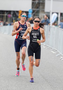 Stockholm - Temmuz 02, 2016: Kadın triatletler Andrea Hewitt ve Helen Jenkins, 2 Temmuz 2016 tarihinde İsveç 'in Stockholm kentinde düzenlenen Bayanlar Itu Dünya Triatlon Şampiyonası' nda