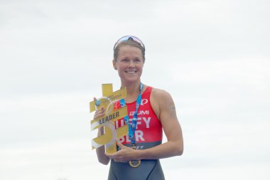 Stockholm - Temmuz 02, 2016: Flora Duffy, 2 Temmuz 2016 tarihinde İsveç 'in Stockholm kentinde düzenlenen Bayanlar Itu Dünya Triatlon Şampiyonası' nda kupayı elinde bulunduruyor.