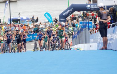 Stockholm - Temmuz 02, 2016: İsveç 'in Stockholm kentinde 2 Temmuz 2016 Kadınlar Itu Dünya Triatlon Şampiyonası' nda bisiklet süren triatletler grubu