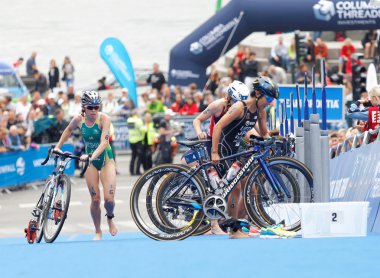 Stockholm - Temmuz 02, 2016: İsveç 'in Stockholm kentinde 2 Temmuz 2016 Kadınlar Itu Dünya Triatlon Şampiyonası' nda bisiklet süren triatletler grubu