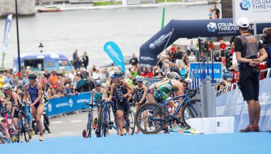 Stockholm - Temmuz 02, 2016: İsveç 'in Stockholm kentinde 2 Temmuz 2016 Kadınlar Itu Dünya Triatlon Şampiyonası' nda bisiklet süren triatletler grubu