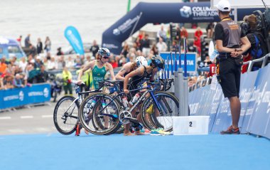 Stockholm - Temmuz 02, 2016: İsveç 'in Stockholm kentinde 2 Temmuz 2016 Kadınlar Itu Dünya Triatlon Şampiyonası' nda triatlon geçiş bölgesinde bisiklet park eden triatletler grubu