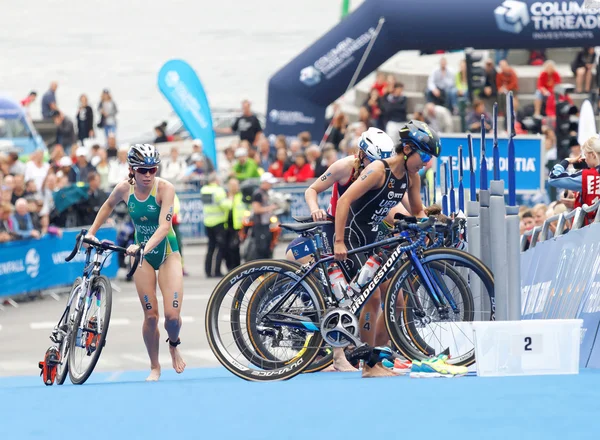 Stockholm - Temmuz 02, 2016: İsveç 'in Stockholm kentinde 2 Temmuz 2016 Kadınlar Itu Dünya Triatlon Şampiyonası' nda bisiklet süren triatletler grubu