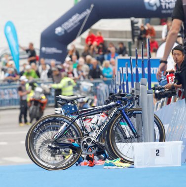 Triatlet bicylces bir sürü geçiş bölgesinde Park