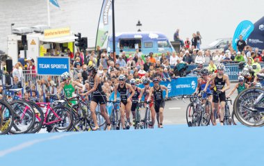 Stockholm - Temmuz 02, 2016: İsveç 'in Stockholm kentinde 2 Temmuz 2016 Kadınlar Itu Dünya Triatlon Şampiyonası' nda bisiklet süren triatletler grubu