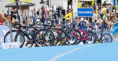 Stockholm - 02 Temmuz 2016: Stockholm, İsveç'te 02 Temmuz 2016'ın geçiş bölgesinde kadınların İTÜ dünya triatlon serisi olay park etmiş triatlet bicylces sürü