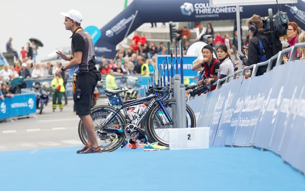 Stockholm - 2 Temmuz 2016: İsveç 'in Stockholm kentinde 2 Temmuz 2016 tarihli Bayanlar Itu Dünya Triatlon Serisi etkinliği için geçiş bölgesine park etmiş çok sayıda triatlet bisikleti ve seyirci