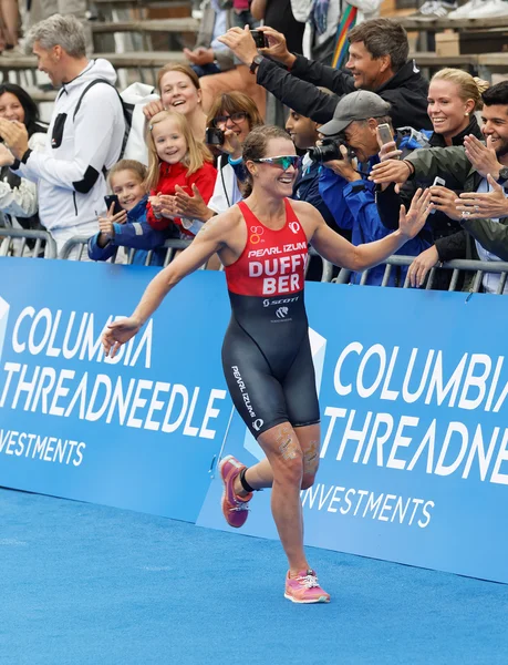 ストックホルム 2016 勝利トライアスリート フローラ ダフィー Ber 女性の Itu 世界トライアスロン シリーズのイベントではフィニッシュでは — ストック写真