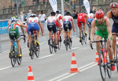 Büyük bir grup erkek triatlet Bisiklet arka görünümü