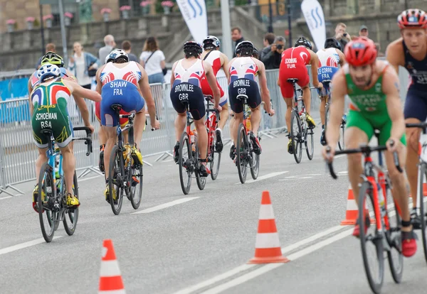 Vista trasera de un gran grupo de ciclistas masculinos — Foto de Stock