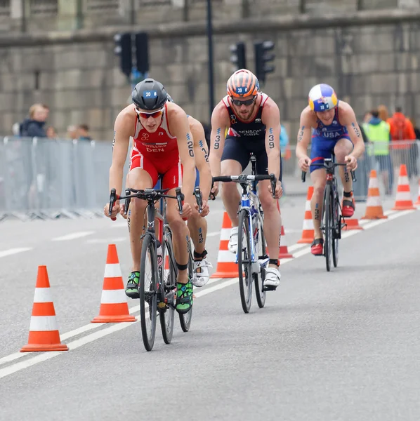 Groupe de cyclistes triathlètes masculins colorés — Photo