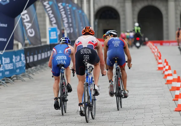 Rückansicht einer Gruppe männlicher Triathleten — Stockfoto