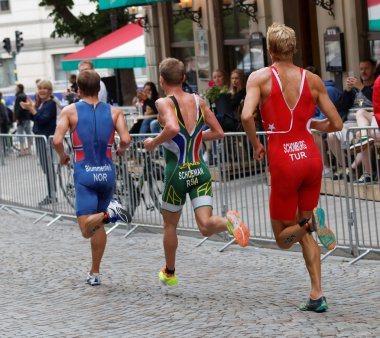 Stockholm - Temmuz 02, 2016: Schomburg, Schomburg, Schomburg, Blummenfelt 'in koşan triatletlerin arka görüşü, 2 Temmuz 2016 tarihinde İsveç' in Stockholm kentinde düzenlenen Erkekler Itu Dünya Triatlon serisi etkinliği.