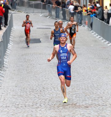 Amerikan triatlet Eric Lagerstrom yokuş aşağı çalışan