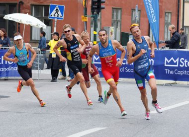 Stockholm - 02 Temmuz 2016: triathletes Uccellari, Hernandz, Buchholz ve rakip erkekler İTÜ dünya triatlon serisi olay eski şehir Stockholm 02 Temmuz 2016 Stokholm, İsveç'te çalıştırmak için