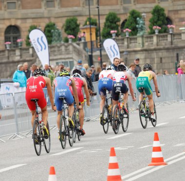 Bir grup erkek triatlet bisikletçiler arkadan görünüş