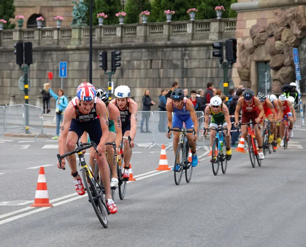 Bracia Brownlee i Grupa rowerzystów kolorowy mężczyzna triathlete — Zdjęcie stockowe