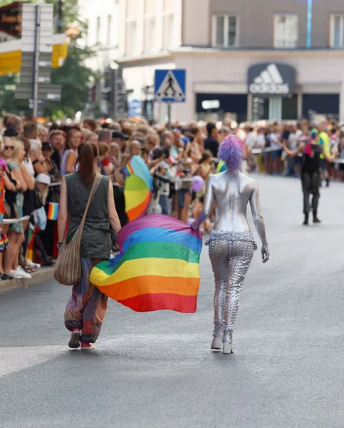 Stockholm Švédsko Července 2016 Dvě Ženy Nesoucí Vlajku Duhové Pýchy — Stock fotografie