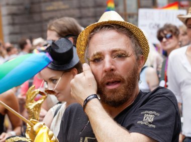 Stockholm, İsveç - 30 Temmuz 2016: 30 Temmuz 2016 'da İsveç' in Stockholm kentinde düzenlenen Onur Yürüyüşünde sakallı ve altın kirpikli adam