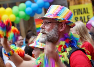 Komuta sizde sakallı bir gökkuşağı şapka