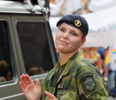 Askeri kadın eller alkışlar