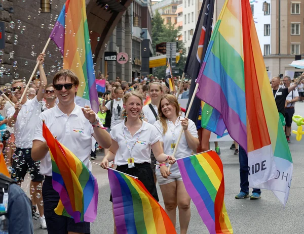 瑞典斯德哥尔摩 2016年7月30日 2016年7月30日在瑞典斯德哥尔摩举行的骄傲游行中 舞动着彩虹骄傲旗和肥皂泡的男孩和女孩 — 图库照片