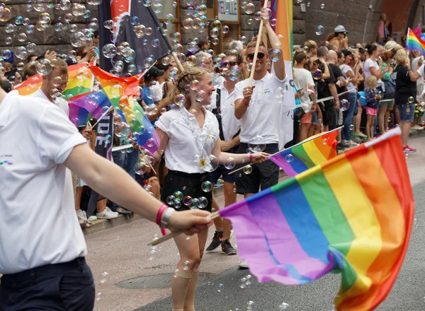 Stockholm Jul 2016 Dansande Tjejer Och Pojkar Med Regnbågsflaggor Och — Stockfoto