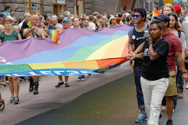 Stockholm Jul 2016 Grupp Människor Med Mycket Stor Regnbågsflagga Pridefesten — Stockfoto