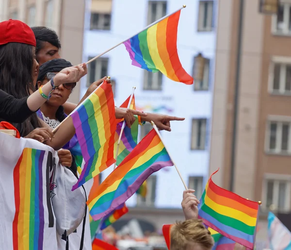 Ręce, zrzekając się tęczowa flaga duma — Zdjęcie stockowe