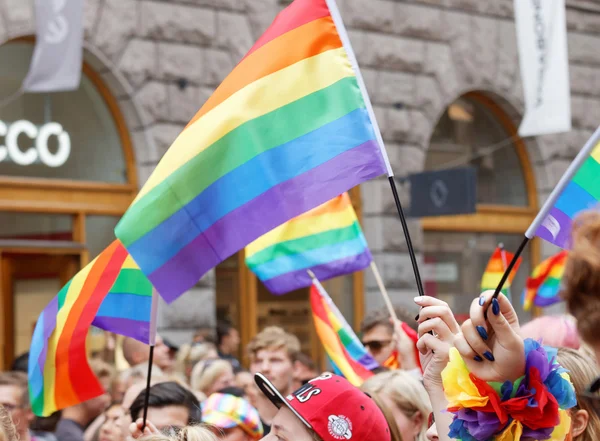 Manos renunciando a la bandera del orgullo del arco iris —  Fotos de Stock